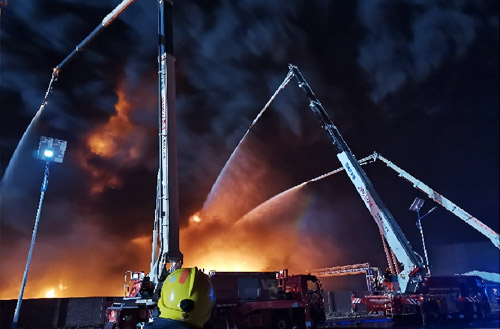 星空官方网页版数十辆举高喷射消防车救援河北沧州南大港产业园区火灾