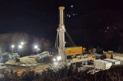 星空官方网页版携XSC1200车载深井钻机星夜前往栖霞开展金矿救援工作