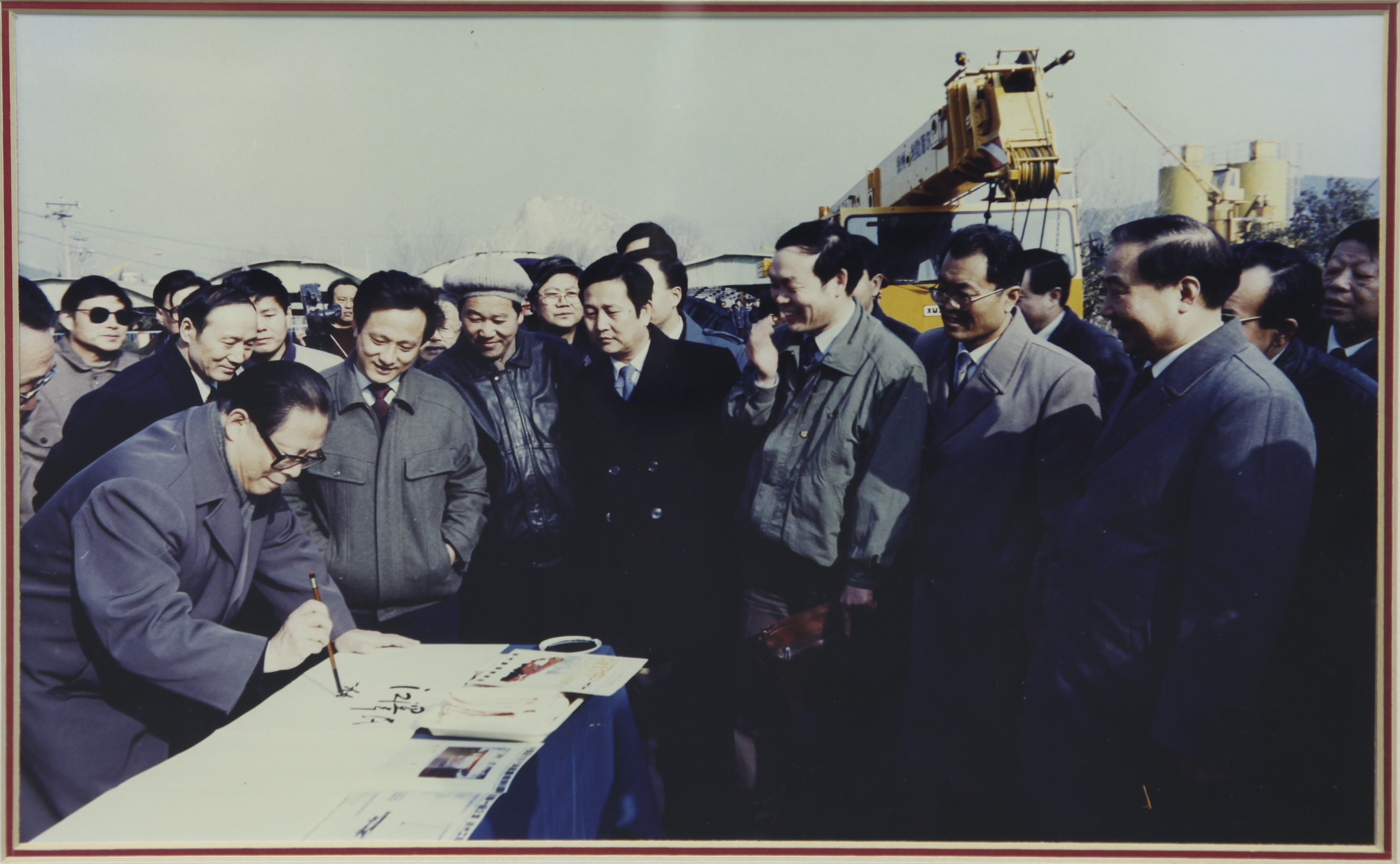 江泽民同志视察星空官方网页版集团并题名勉励