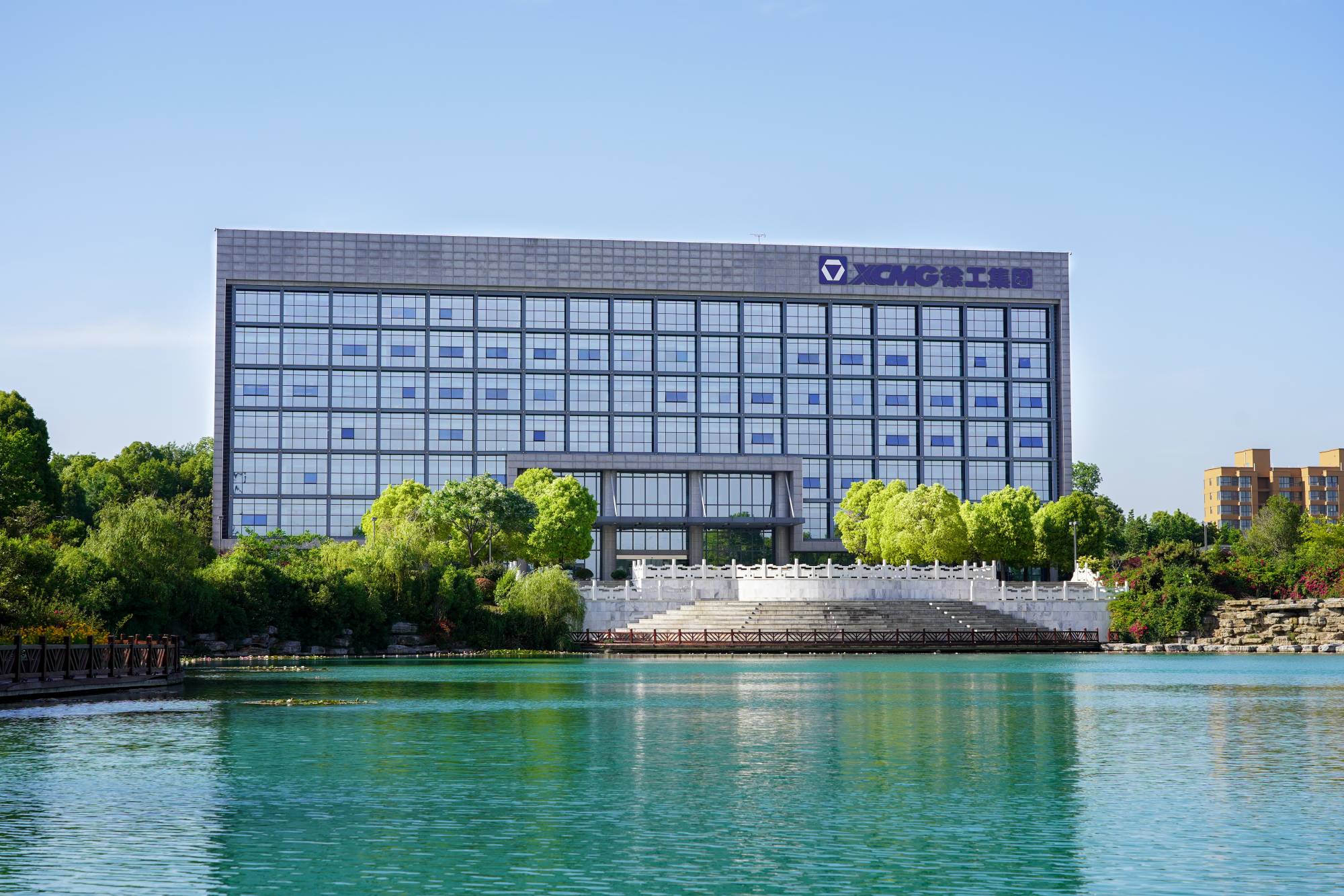 星空官方网页版机械(000425.SZ)吸收合并星空官方网页版有限旗下所有资产，成功完成整体上市