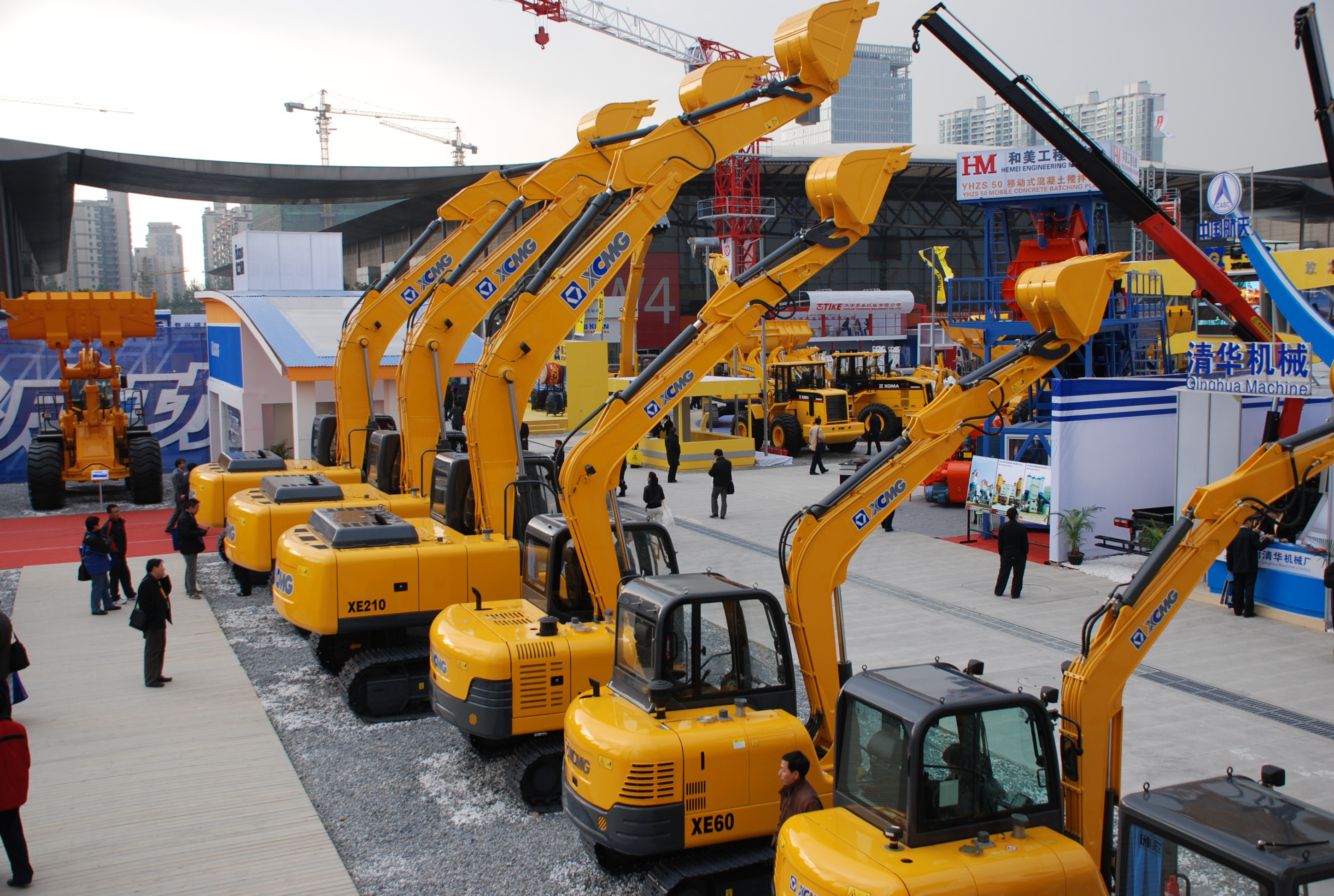 星空官方网页版与凯雷投资集团发表联合声明终止合作，独立进行重组；是年，星空官方网页版与卡特彼勒终止合作，独资成立徐州星空官方网页版挖掘机械有限公司