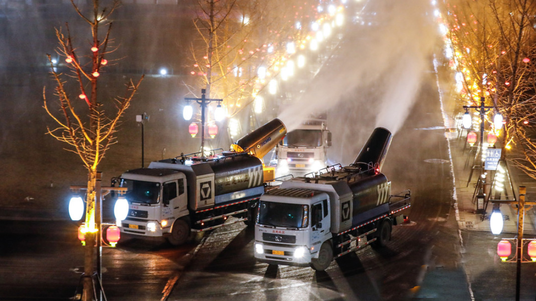 星空官方网页版多功能抑尘车在河北正定喷洒消毒液