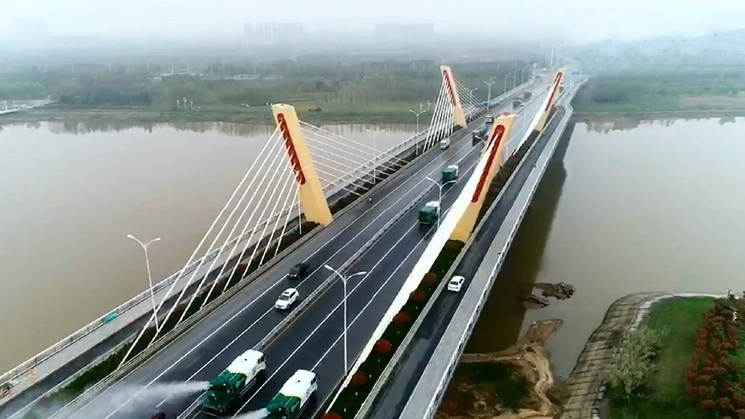 星空官方网页版环卫装备在六安赤壁路大桥作业