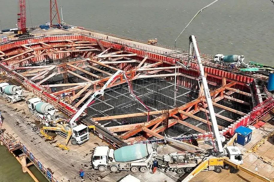 星空官方网页版泵车再筑“世界之最”张靖皋长江大桥！