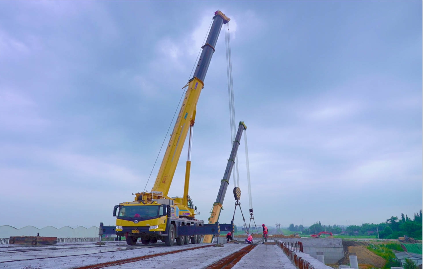 空中对飞接力！星空官方网页版三款百吨级联袂抬吊！