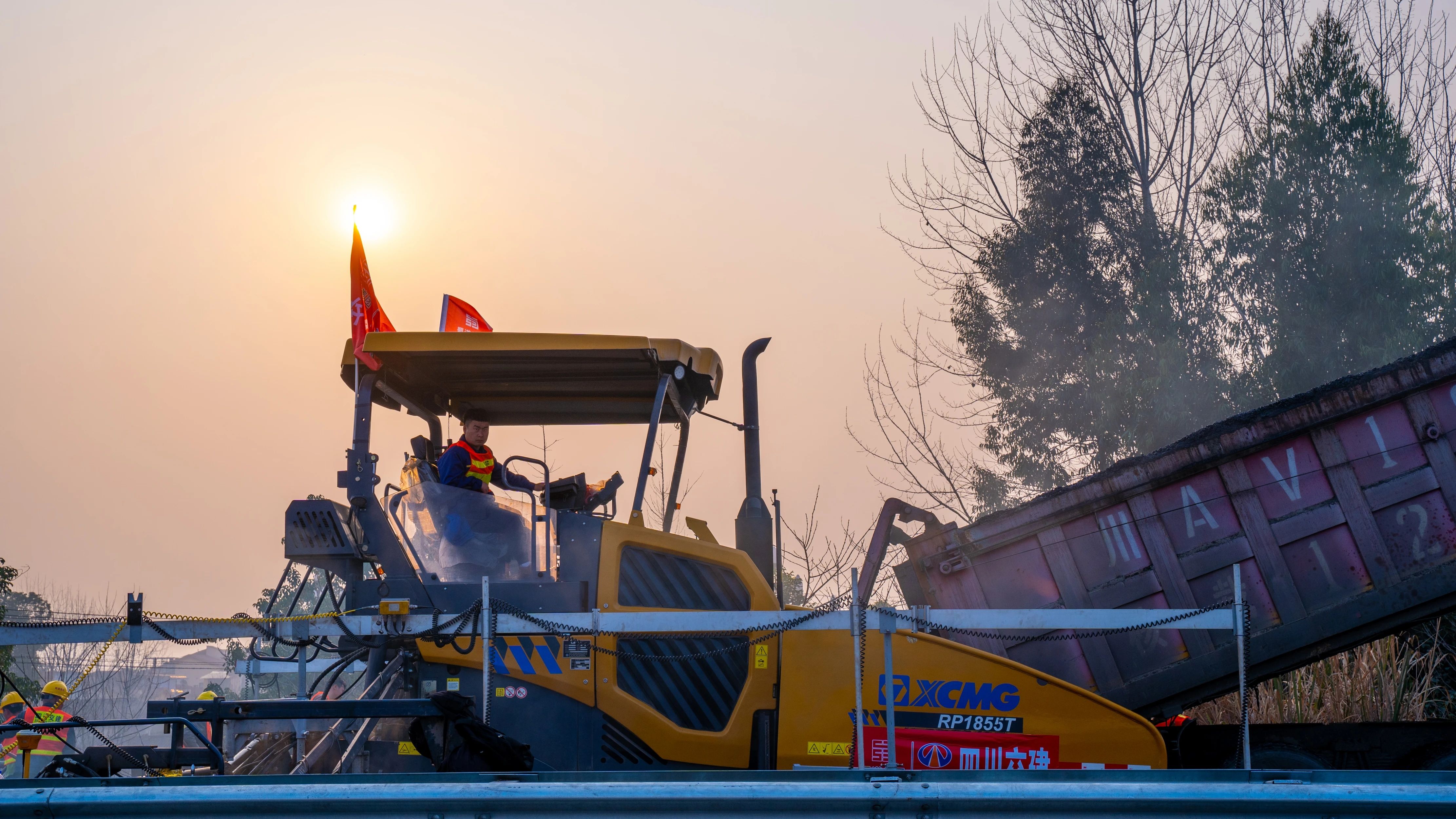 18天！星空官方网页版成套沥青路面装备助力成绵高速罩面施工！