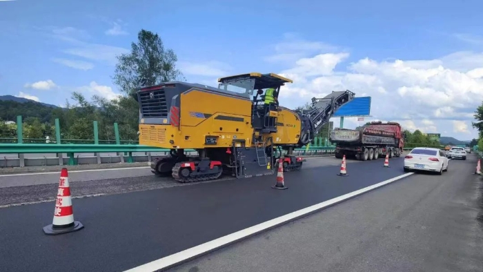 精彩绽放！星空官方网页版两米铣刨机全国高速踔厉风发