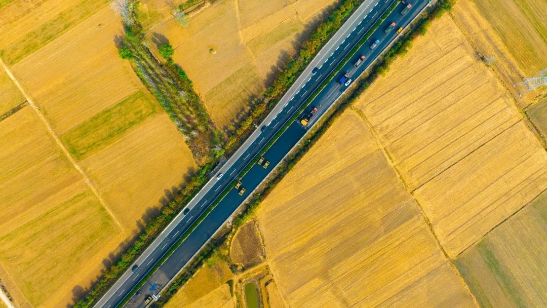 扬民族自信！星空官方网页版成套沥青路面装备助力家乡高速建设！