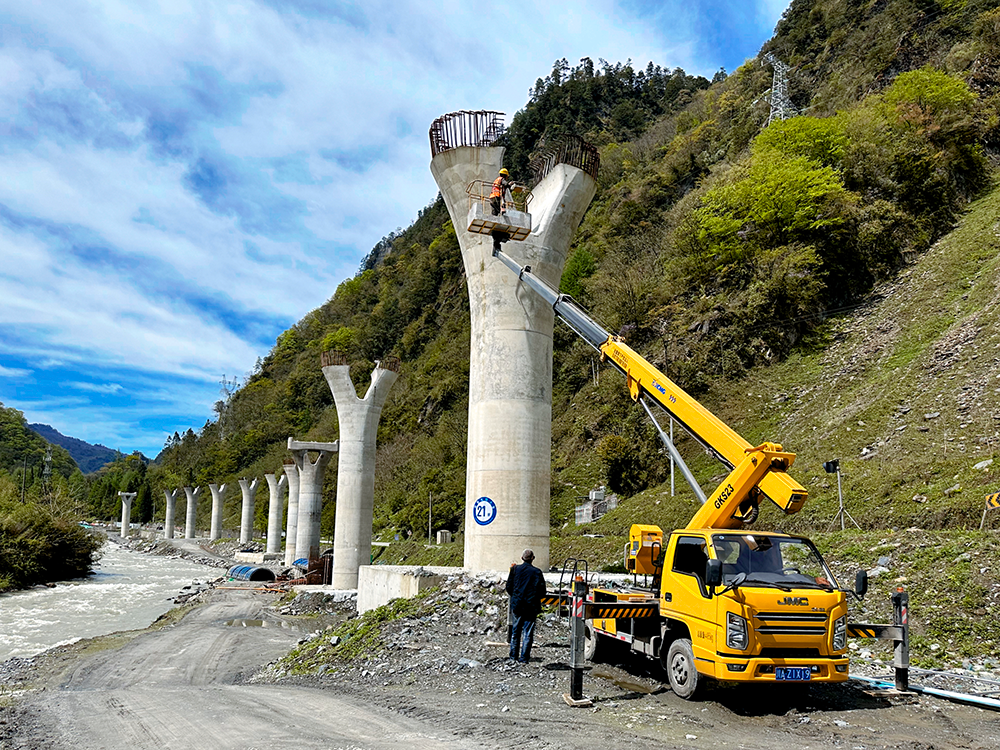 星空官方网页版高空作业车架成四山地轨道“天轨”，显中国基建实力