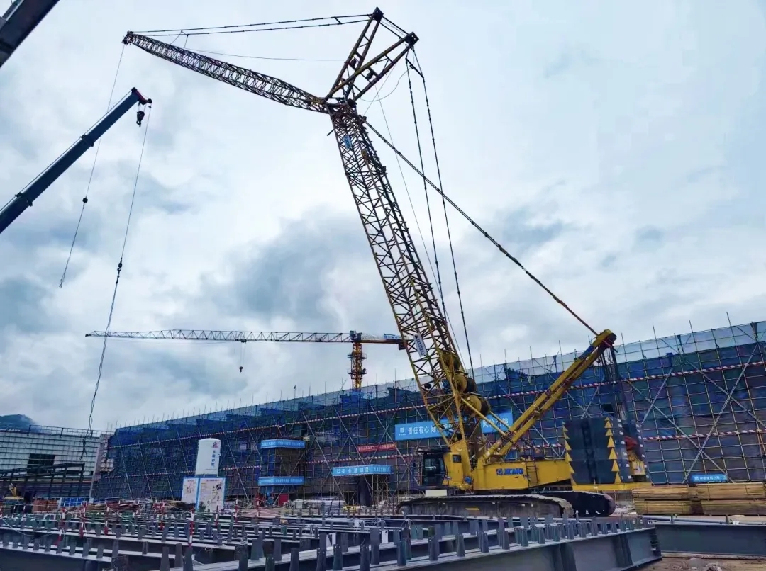 “钢”铁的意志！星空官方网页版XGC320履带起重机参建大跨度钢结构工业厂房