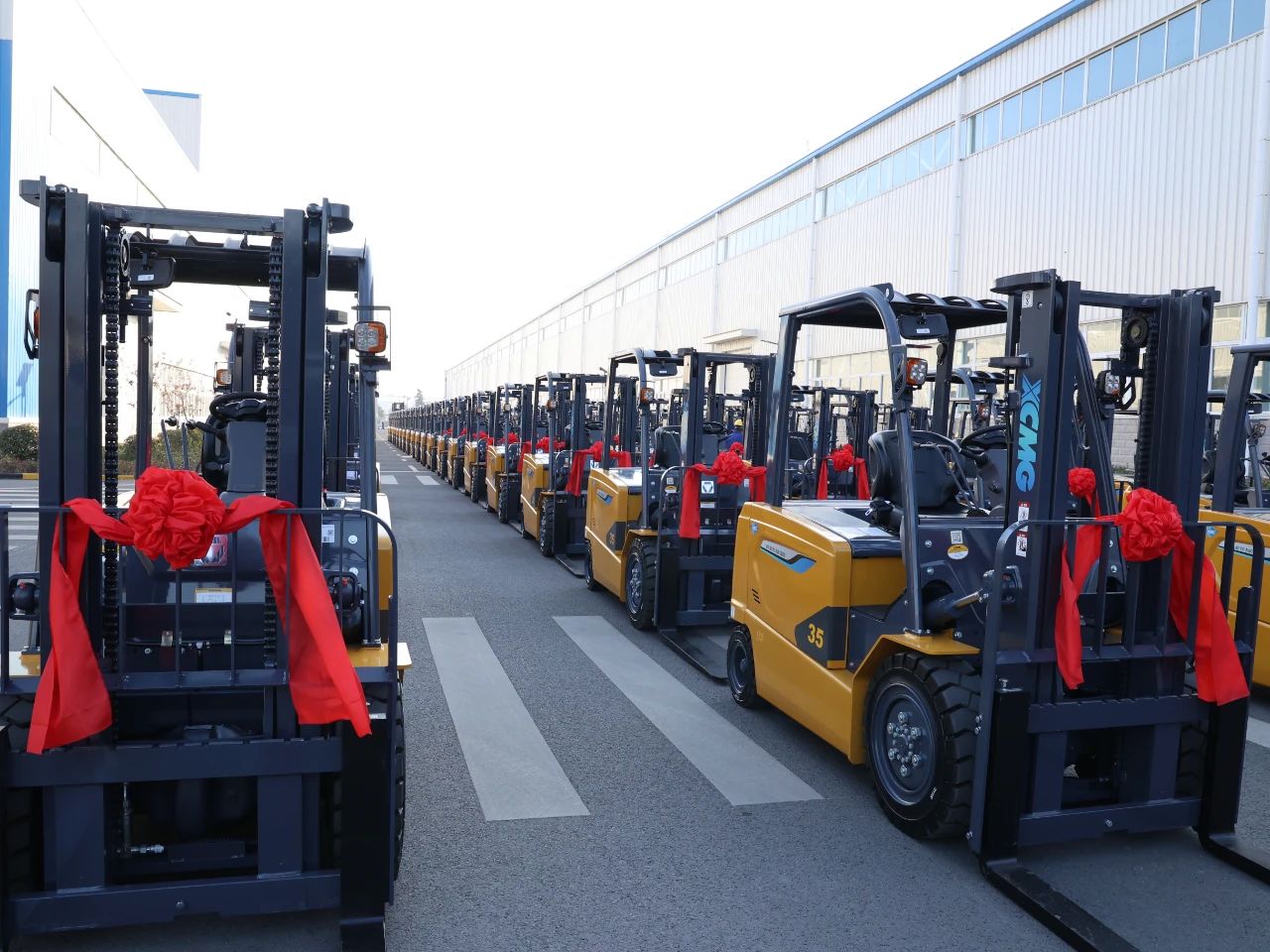 又是百余台！星空官方网页版“鲲鹏”叉车批量交车