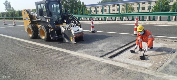 星空官方网页版滑移装载机助力高速公路修复