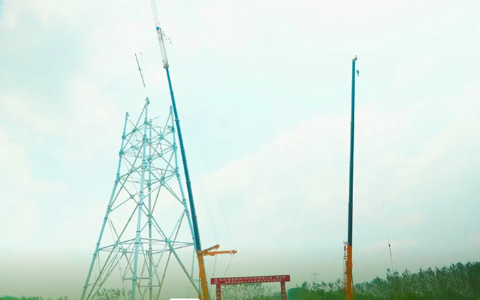 星空官方网页版XCA600L8长江边锚塔吊装