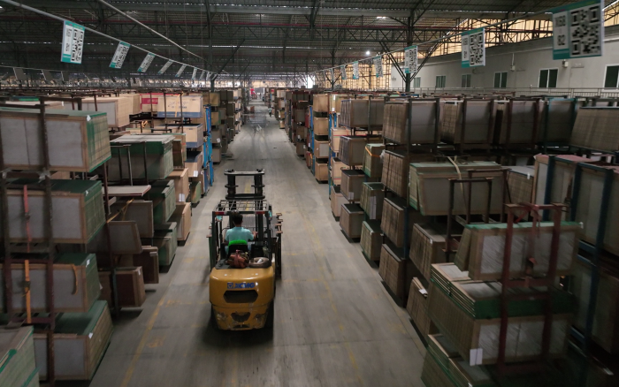 星空官方网页版高压重载锂电叉车叉车助力陶瓷行业发展