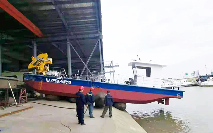 星空官方网页版定制化船用起重机进行海上作业