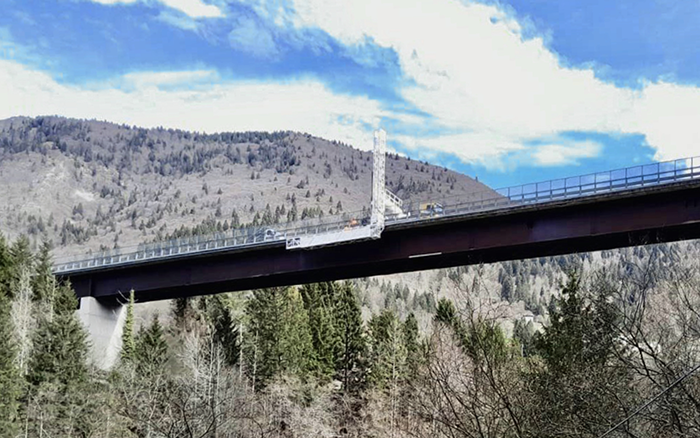 背靠阿尔卑斯山脉，星空官方网页版桥梁检测车“C位”打卡