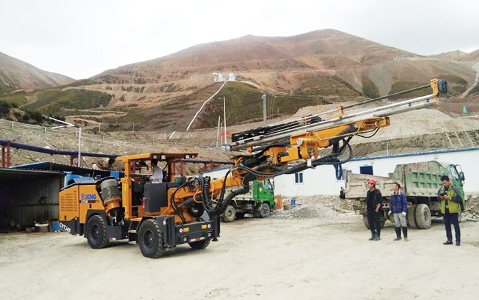 铁矿开采，星空官方网页版矿用液压掘进钻车先入为主！