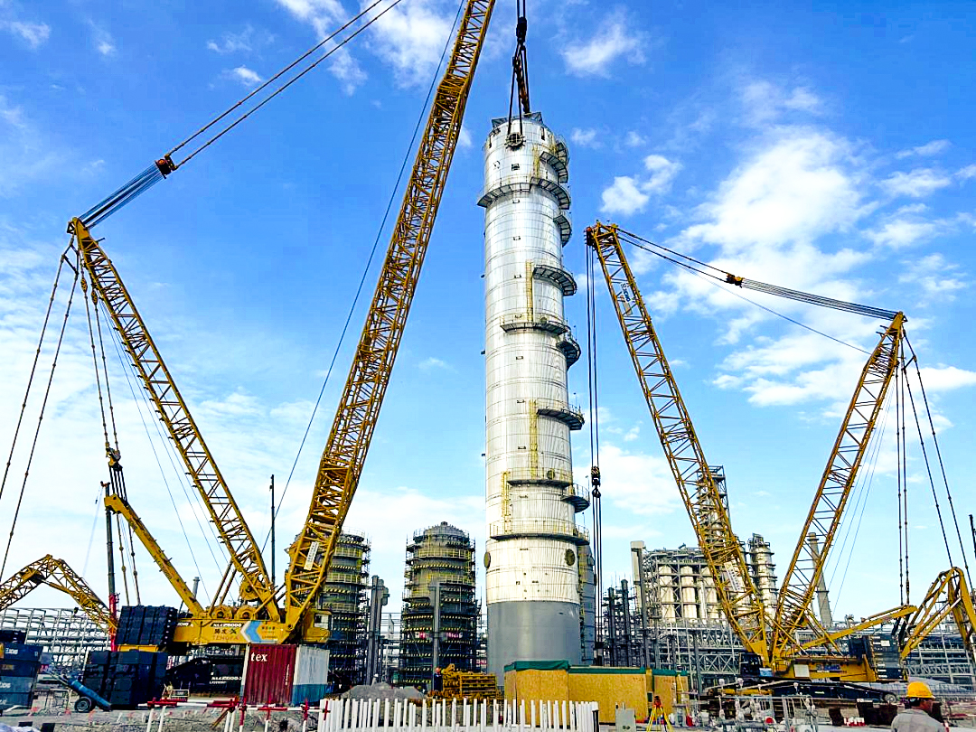 双机联动！星空官方网页版履带起重机助力全国丙烯腈行业“最大最重单体设备”成功就位