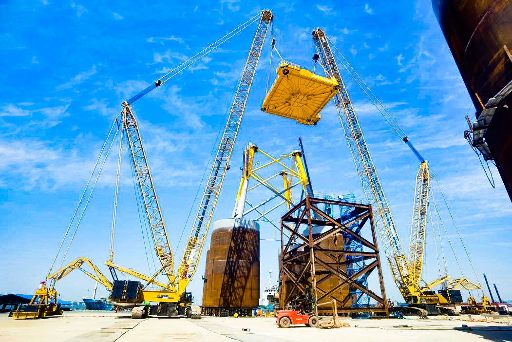 总重1972吨！星空官方网页版XGC12000助力大型导管架总组顺利吊装