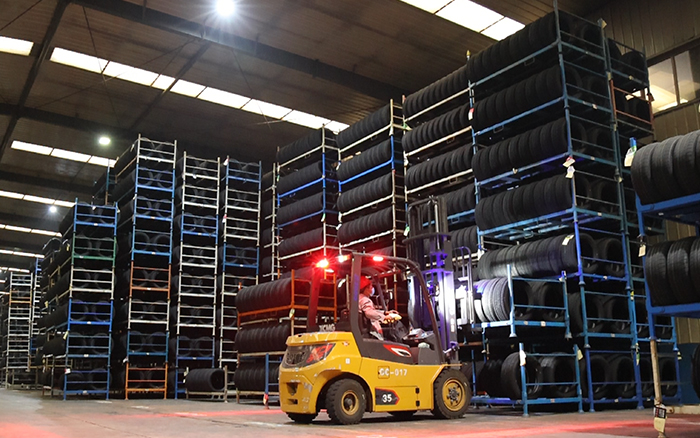 星空官方网页版孔雀叉车：轮胎企业的得力助手