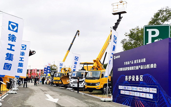 星空官方网页版随车道路救援系列产品亮相大规模 设备更新道路交通产品展