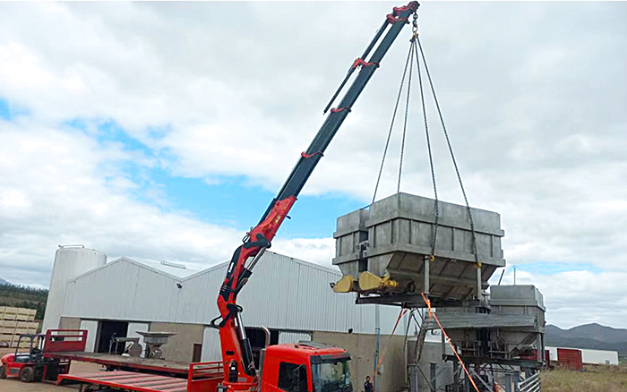 星空官方网页版SQZ660折叠臂随车起重机助力海外某酿酒工厂搬迁转运