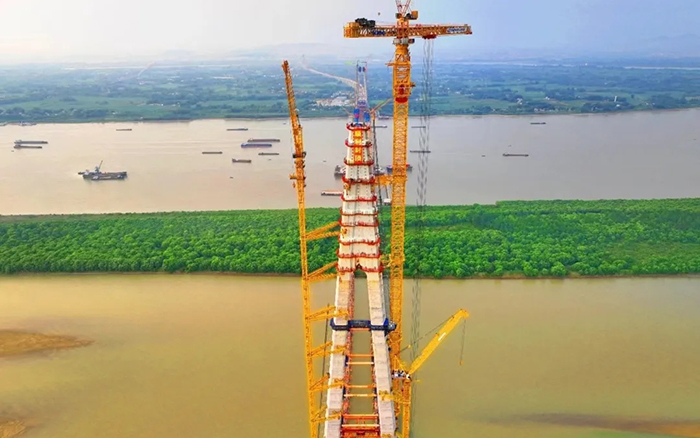 308米！星空官方网页版塔机助力世界最大跨度三塔斜拉桥喜封金顶