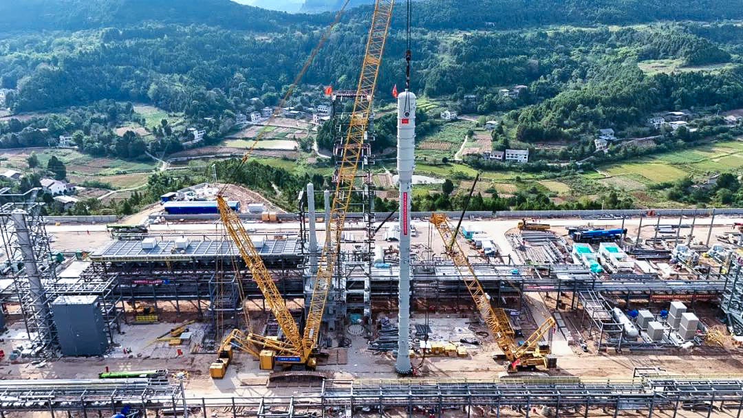 一次性成功！星空官方网页版履带兄弟助力大型油气田最长整体塔类吊装