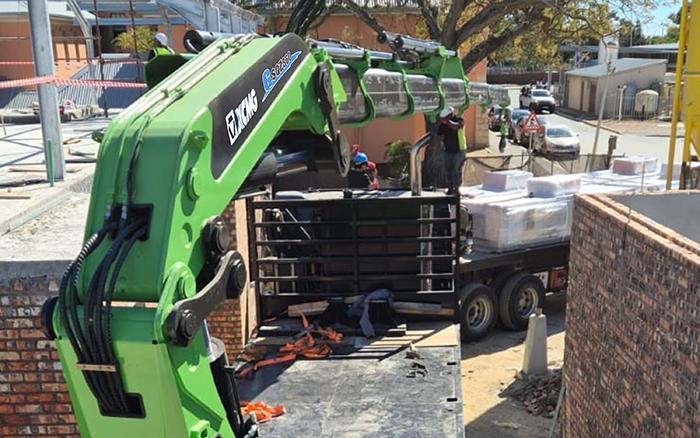 星空官方网页版GSQZ860折叠臂随车起重机在作业中 展现强大稳定的跨障能力