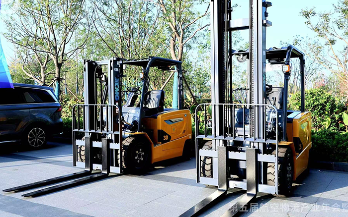  星空官方网页版叉车亮相第五届航空物流产业年会