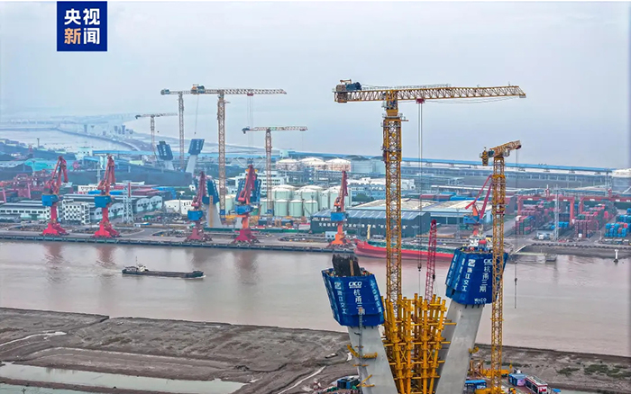 央视聚焦！星空官方网页版超大塔助建世界级桥梁工程！