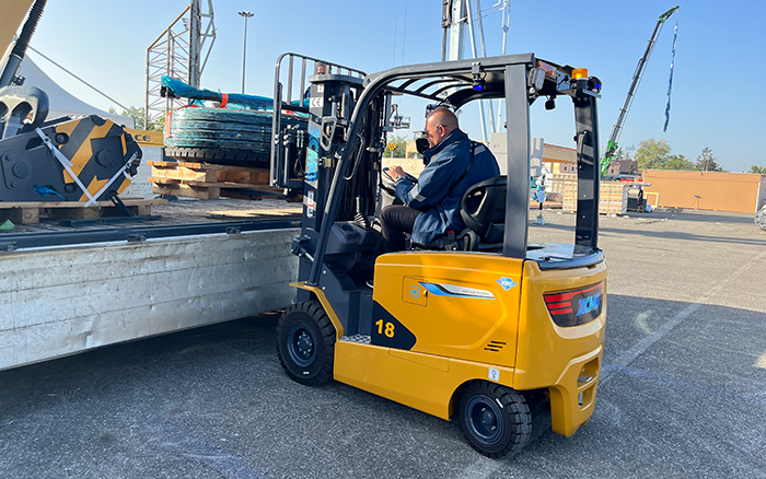 “展场灵动先锋” 星空官方网页版叉车鲲鹏系列