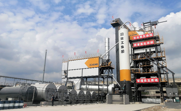 星空官方网页版4000型沥青站 在鹤大高速大显身手！