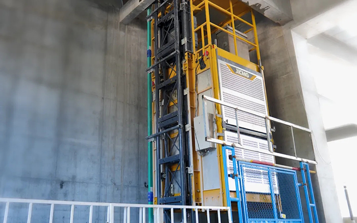 性能典范！星空官方网页版井道施工升降机助建超高层商务中心项目