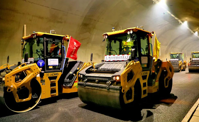 来看星空官方网页版智慧→重庆首次山区特长隧道无人摊铺施工