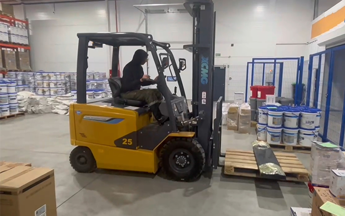 星空官方网页版新能源叉车赋能哈萨克斯坦阿拉木图仓库