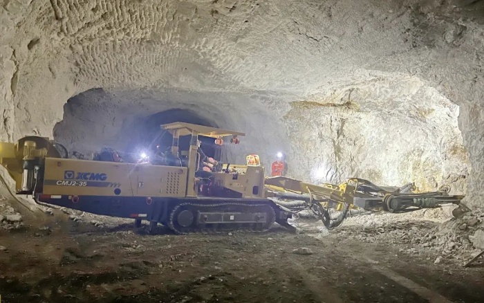 窄小巷道作业！星空官方网页版掘进钻车助力铁矿开采