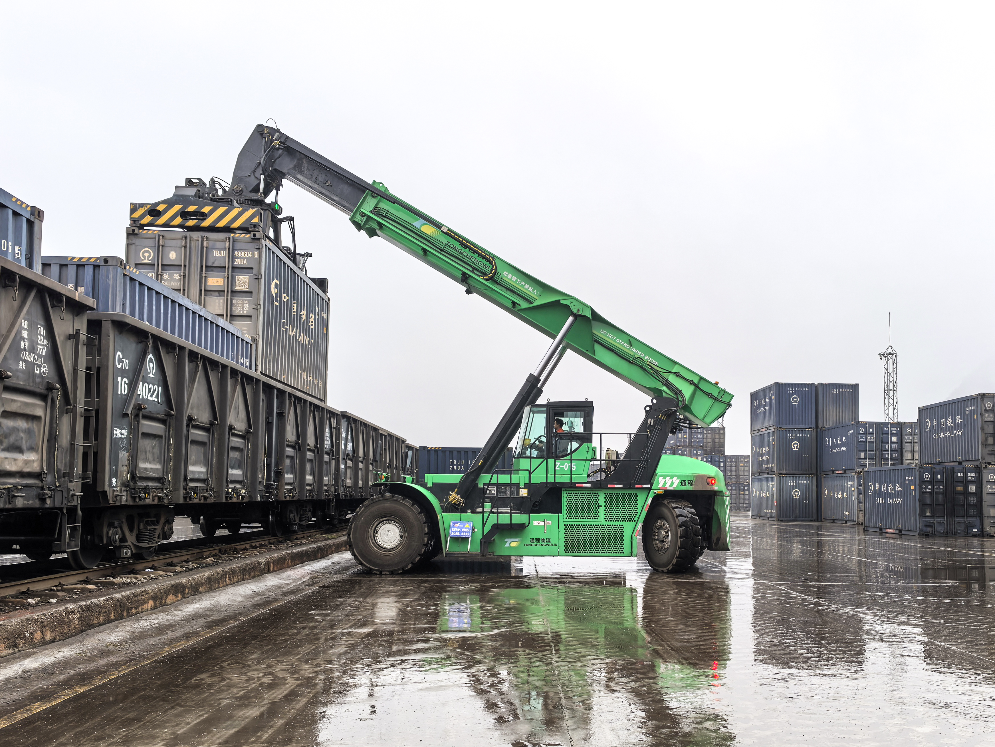 星空官方网页版纯电动正面吊在华南某铁路货场交出“低碳答卷”