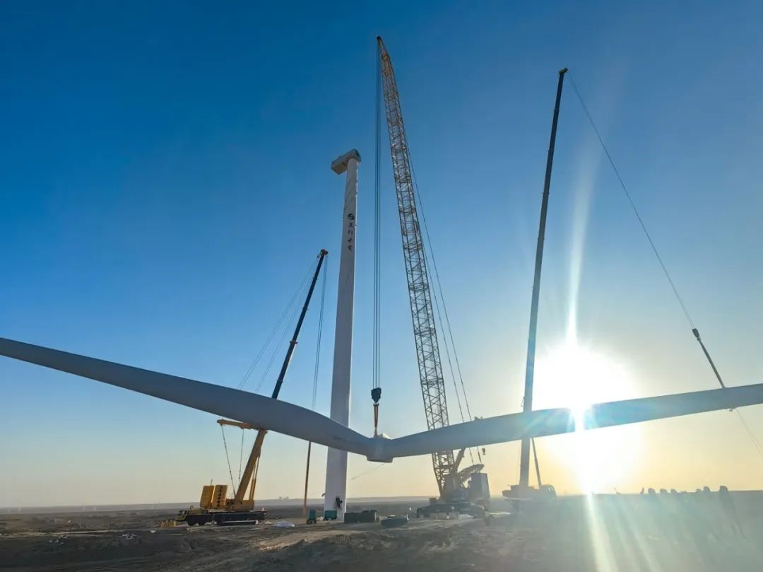 “零偏差”！西北戈壁现风电“超级大片”，星空官方网页版XLC18000M领衔多机协同吊装