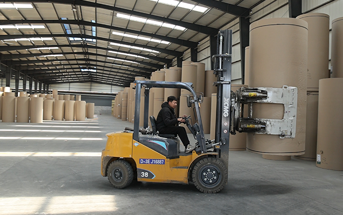 星空官方网页版新E叉车，为纸厂搬运难题 “精准破局”