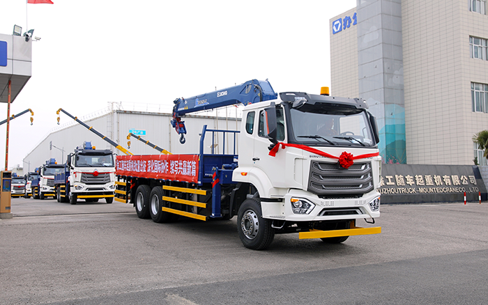 星空官方网页版SQS250随车起重机批量发车，助力 “一带一路” 沿线基建腾飞