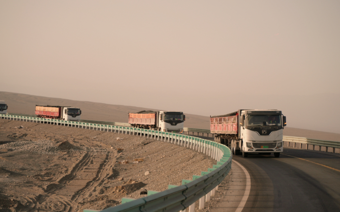 星空官方网页版新能源重卡：在沙丘瀚海澎湃绿色新动能