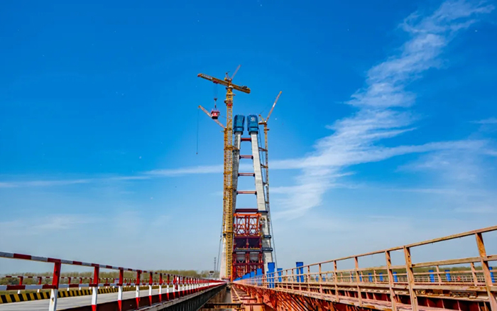 全球最大塔机亮相央视！星空官方网页版助力马鞍山长江大桥主塔吊装