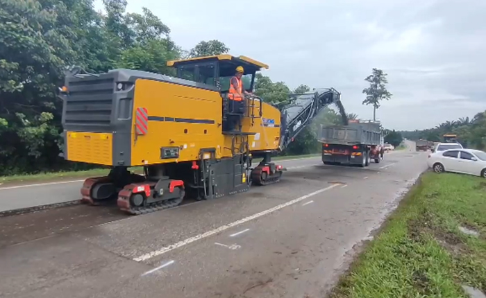 星空官方网页版成套道路机械油面施工，这次在马来西亚！