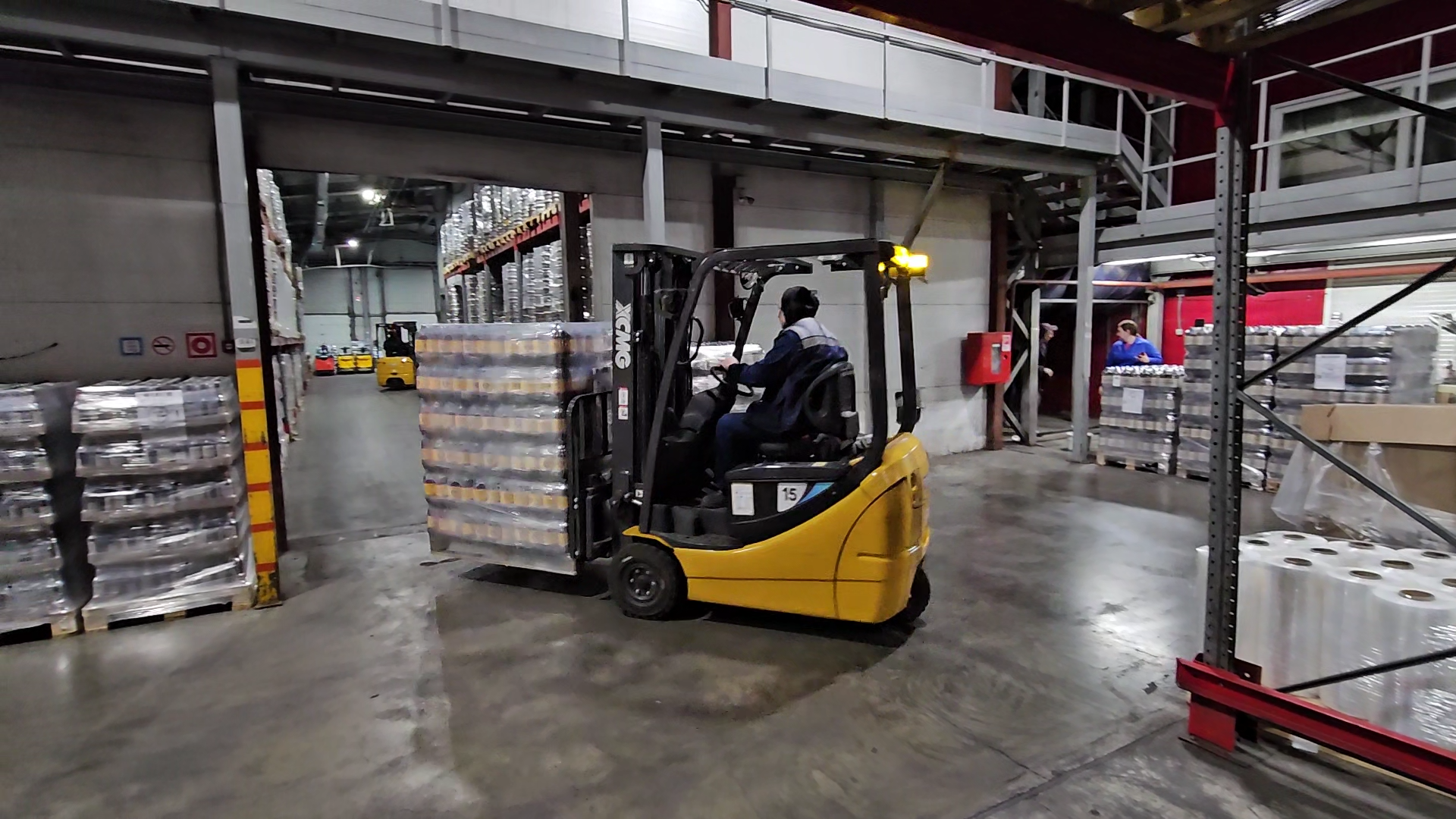 狭小空间搬运利器！星空官方网页版三支点平衡重叉车