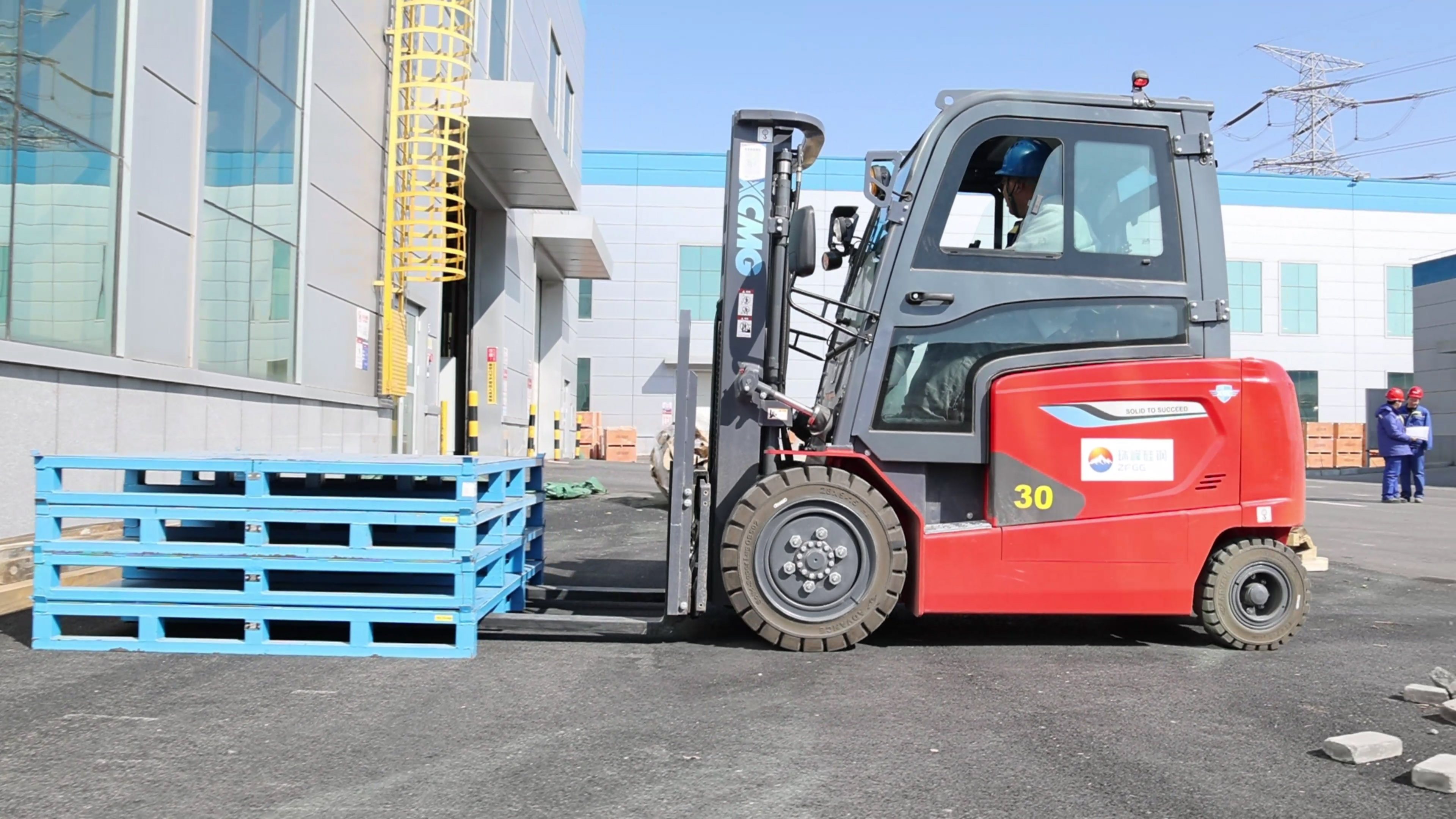 小巧精悍，星空官方网页版鲲鹏系列电动平衡重叉车制造业大展身手