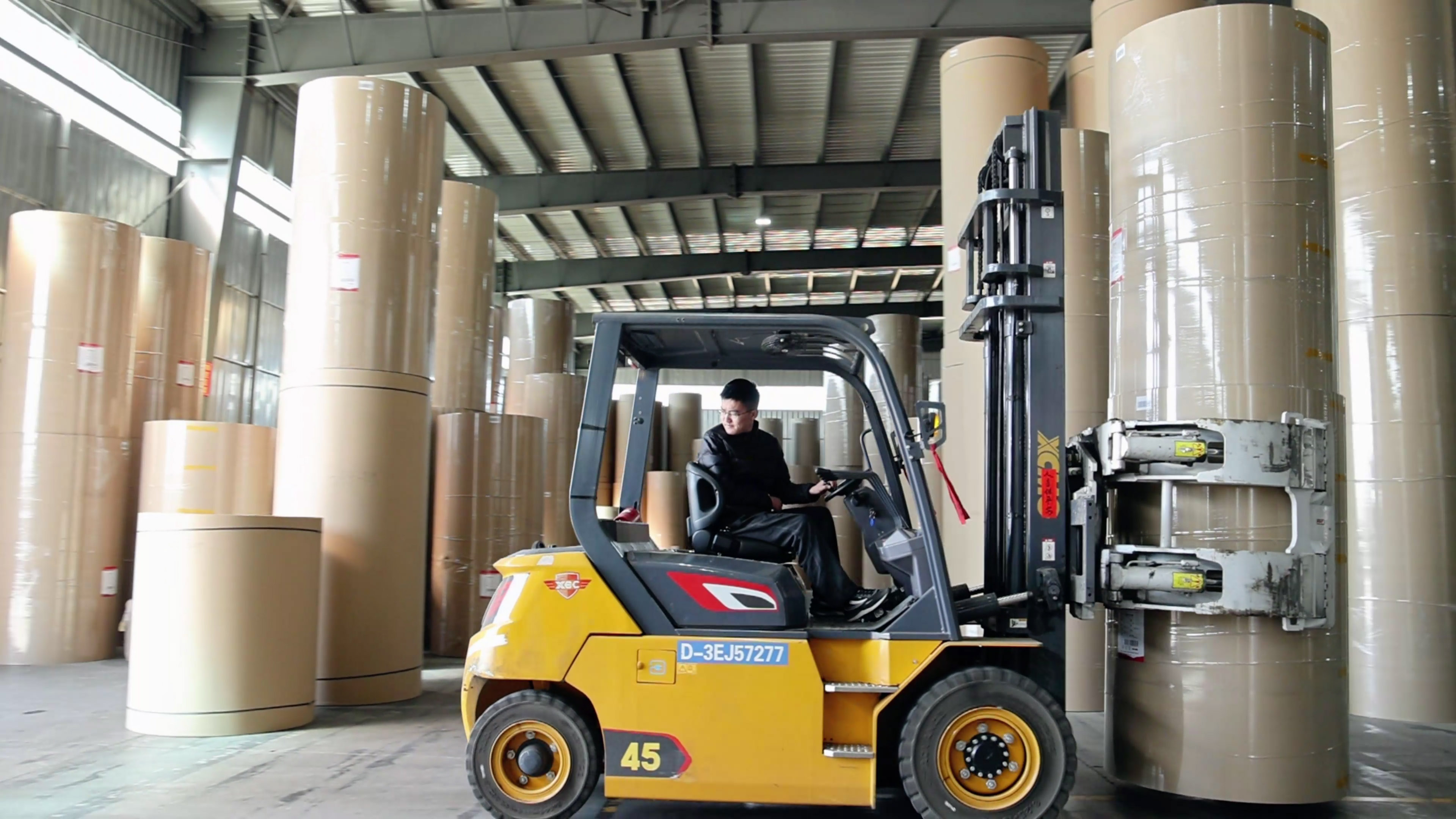 纸卷厂搬运利器，星空官方网页版孔雀系列高压重载电动叉车