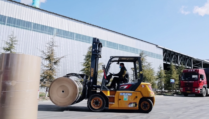 安全稳如泰山，高效快人一步！星空官方网页版孔雀叉车造纸行业显身手