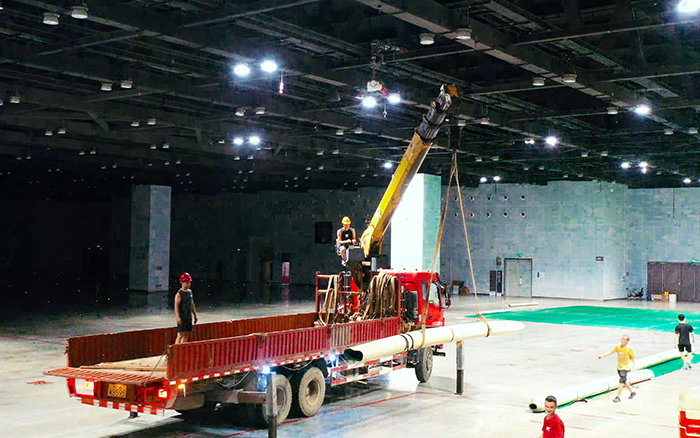 高效稳护航，星空官方网页版随车起重机赋能广西会展中心体育场馆塑胶铺设