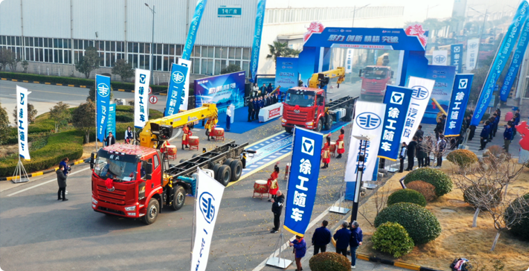 2024年，星空官方网页版&解放“整车一体化”春季订购会隆重举行，批量随车起重运输车开拔出征。